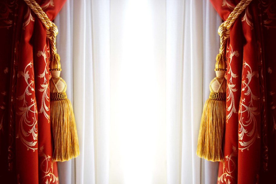 Красные шторы с кистями