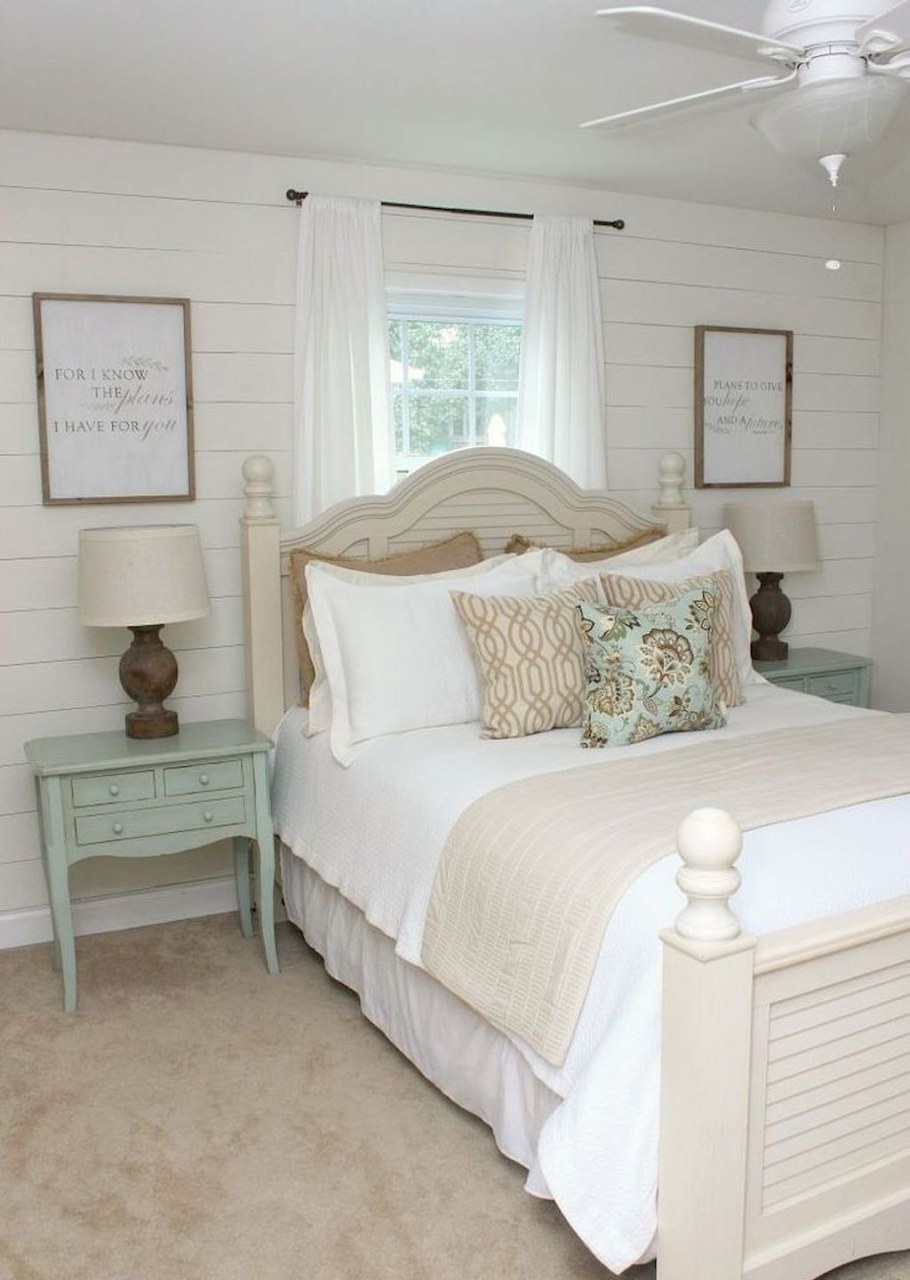 Белая спальня в стиле Кантри