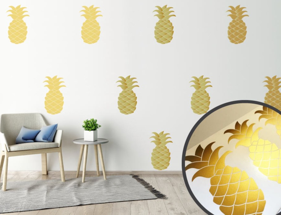 Ананасы на стене золото декор