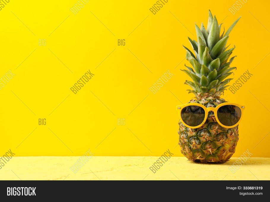 Желтый фон фиолетовый ананас