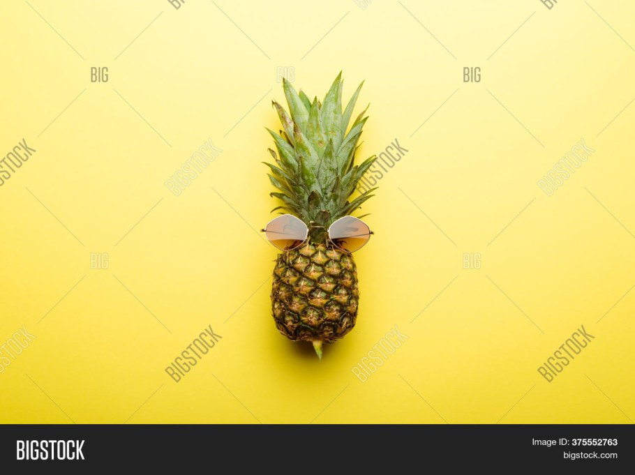 Фото ананаса на желтом фоне