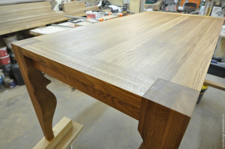 Обеденный стол из досок