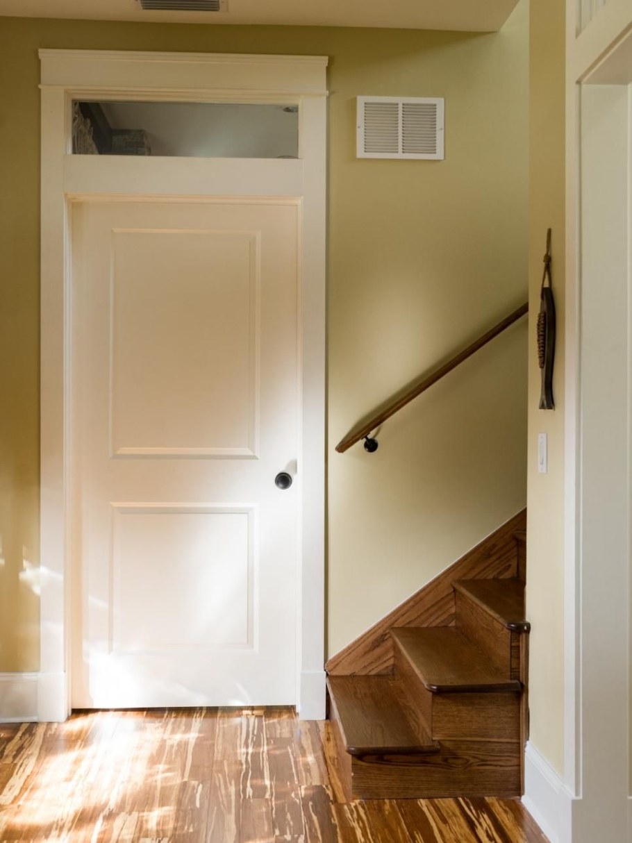 Дверь с окном сверху межкомнатная