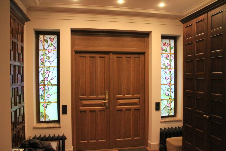 Дверь в прихожую в частном доме