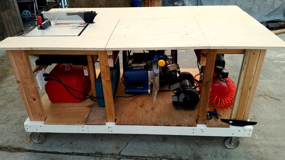 Верстак с распиловочным станком