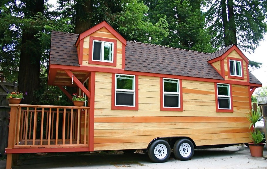 Тини Хаус на прицепе