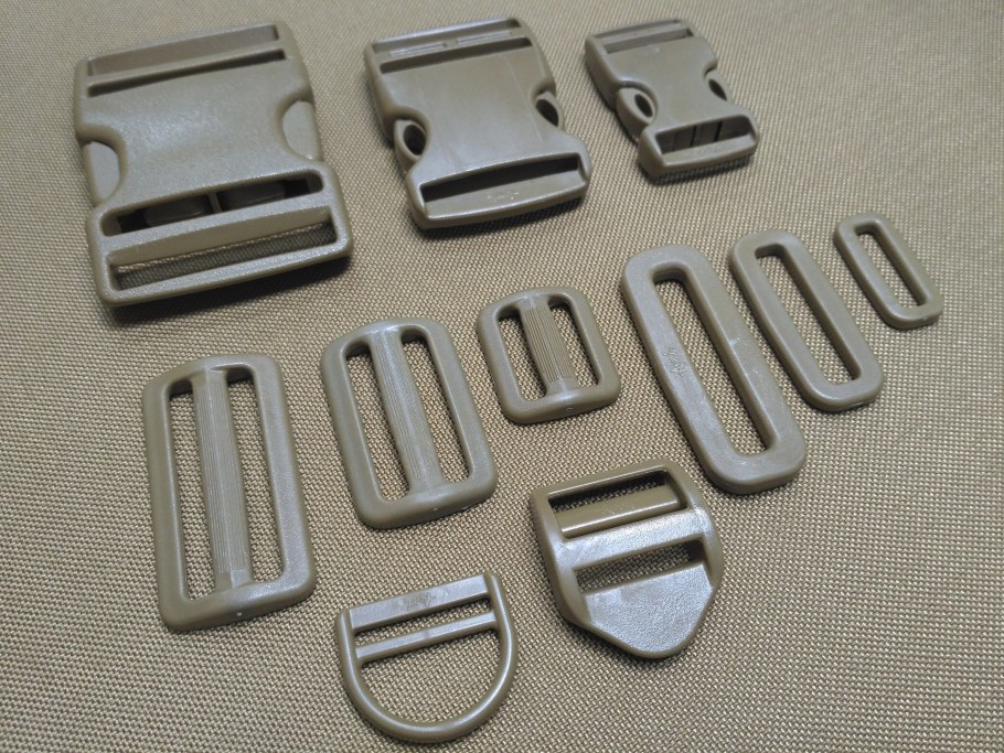 Пряжка 3х щелевая АПРИ 25 мм красная