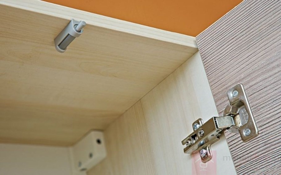 Мебельное крепление дверцы