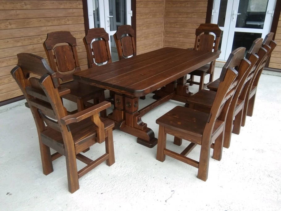 Столы и стулья из дерева