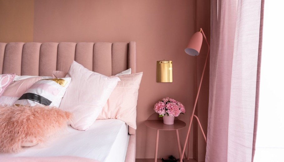 Пыльно розовая кровать в интерьере