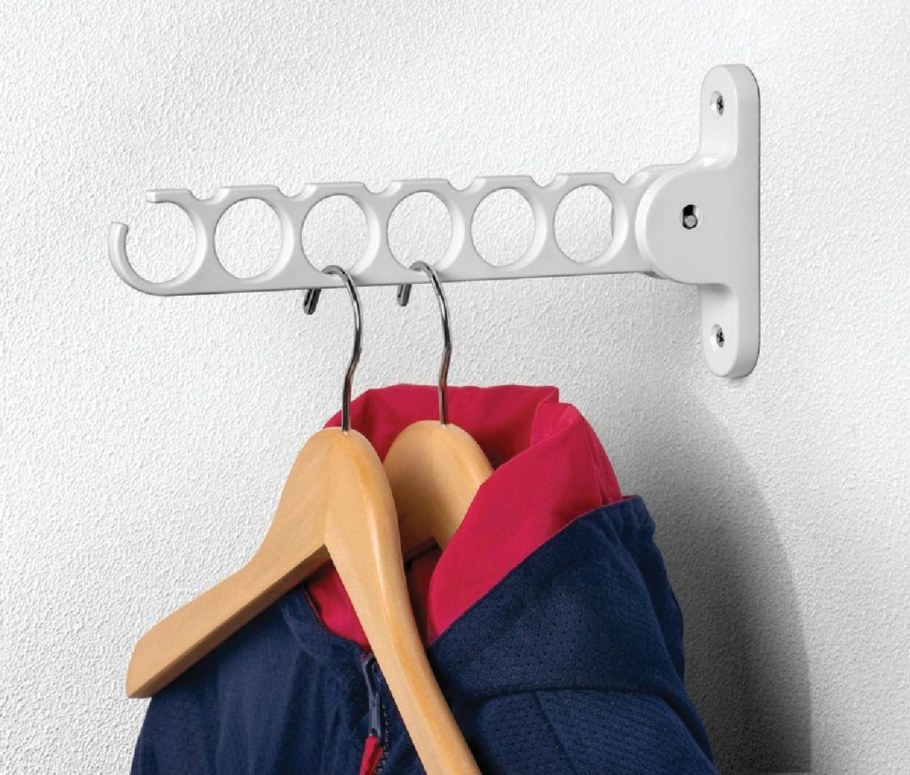 Вертикальная вешалка на стену