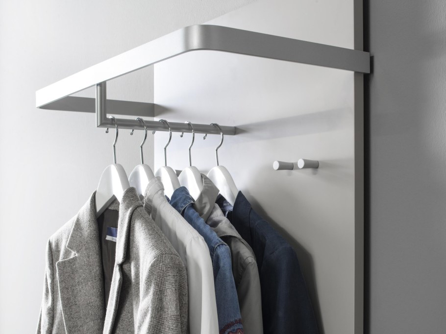 Вешалка в прихожую для плечиков