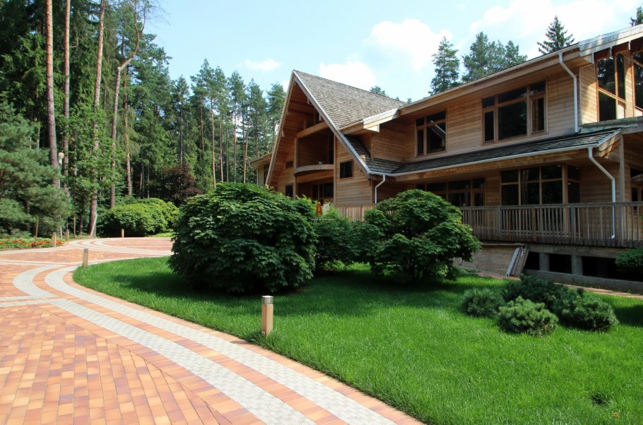 Усадьба в посёлке Бенилюкс сад в Сосновом лесу