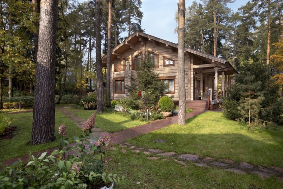 Дом с соснами на участке