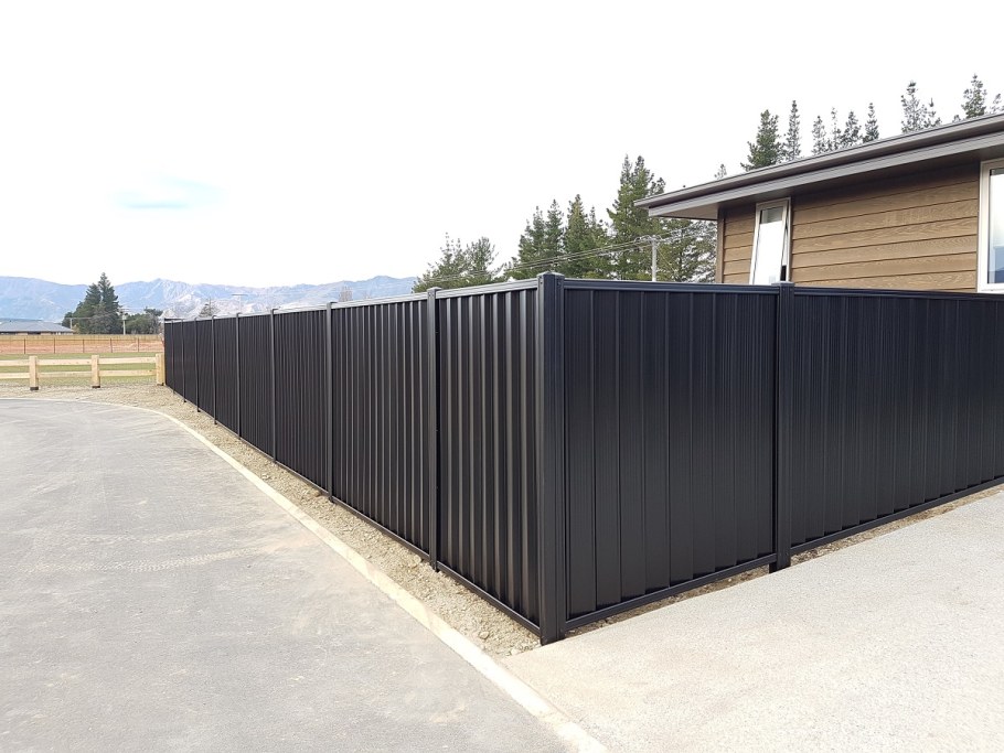 Забор из профнастила цвет графит с21