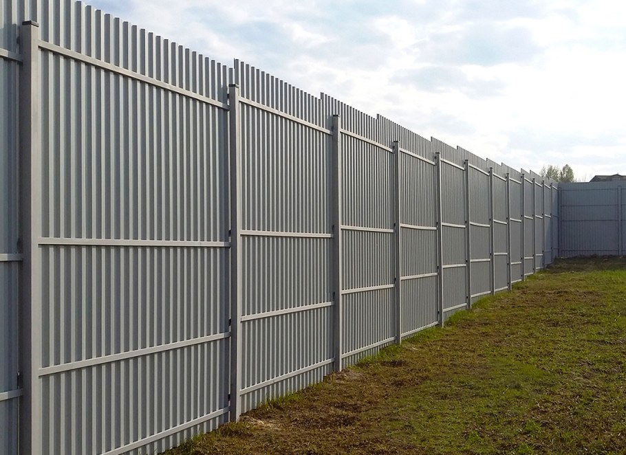 Серые заборы из профнастила изнутри