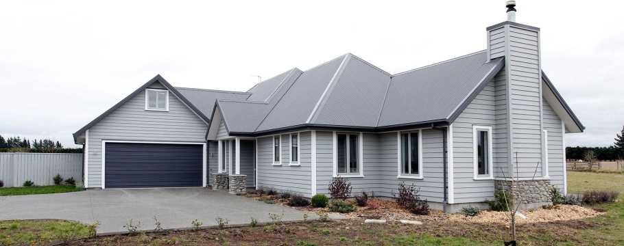 Дом с серой крышей профнастил