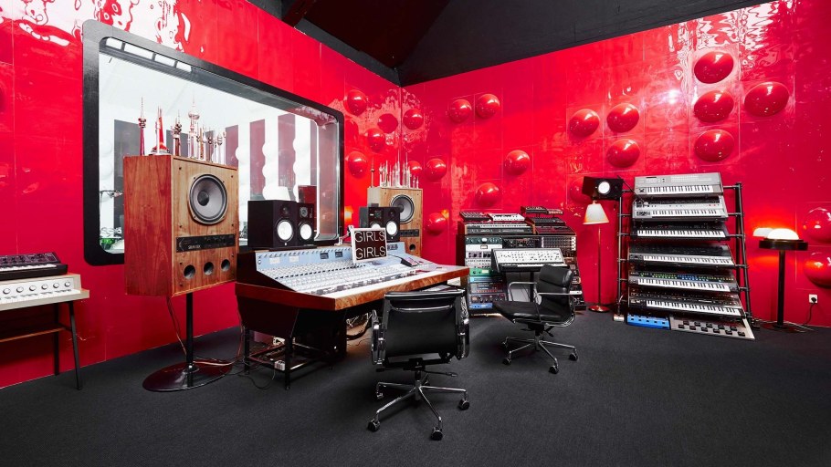Звукозаписывающая студия красная