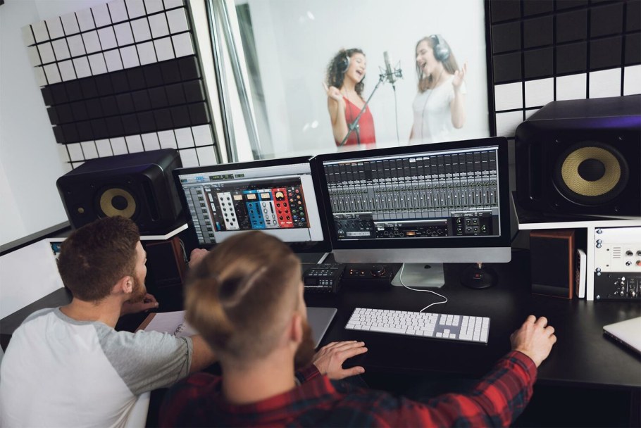 Человек в студии звукозаписи