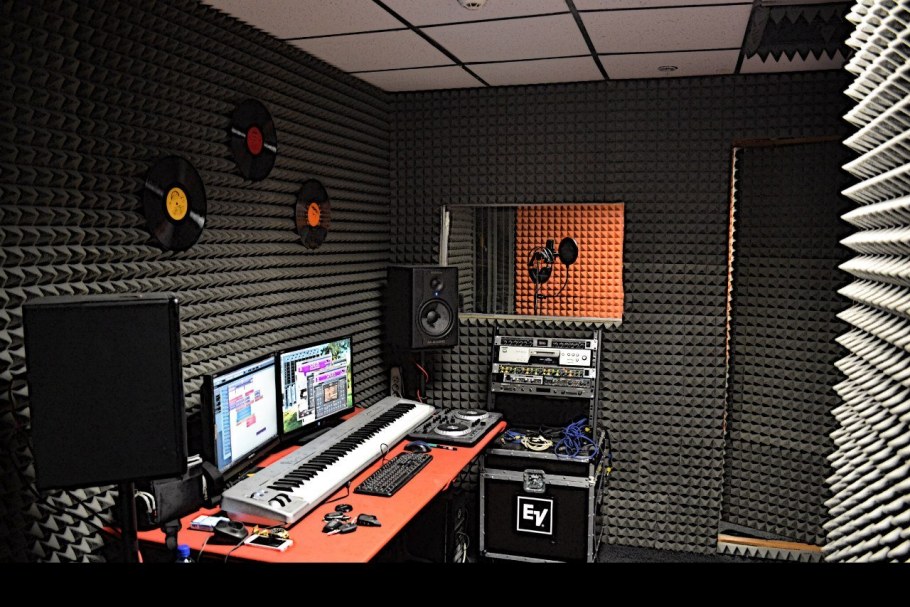 Аранжировочная комната студия звукозаписи
