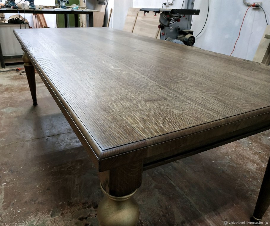 Дубовый стол