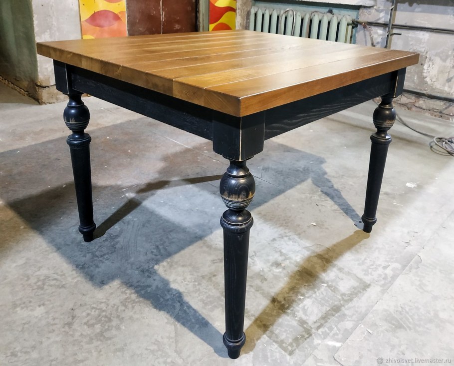 Стол обеденный из массива