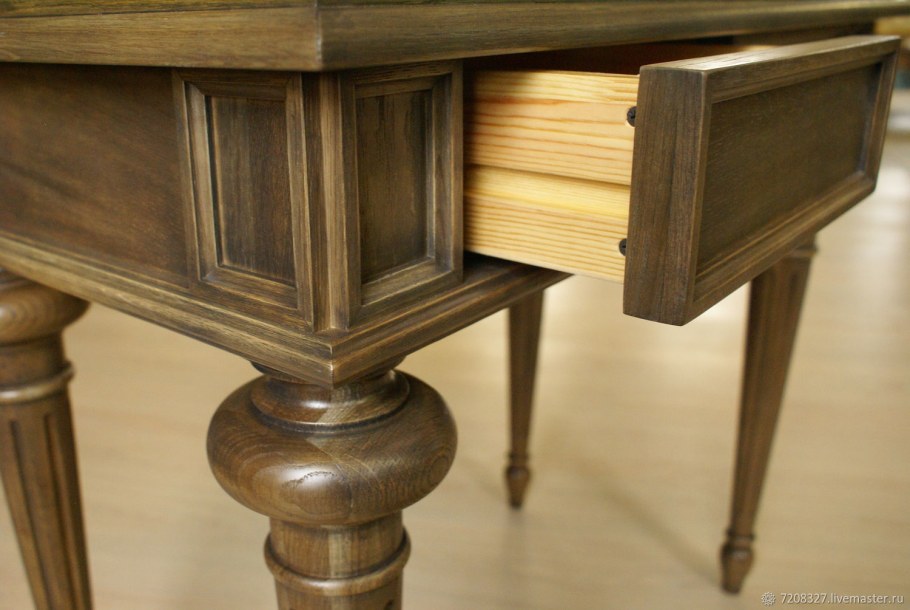 Резной дубовый стол