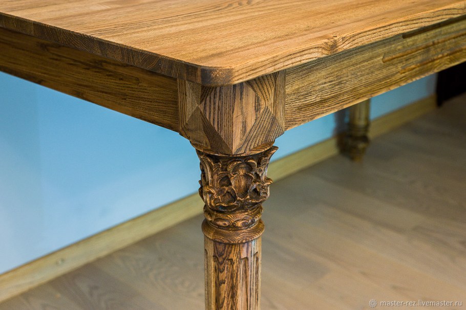 Стол из дерева