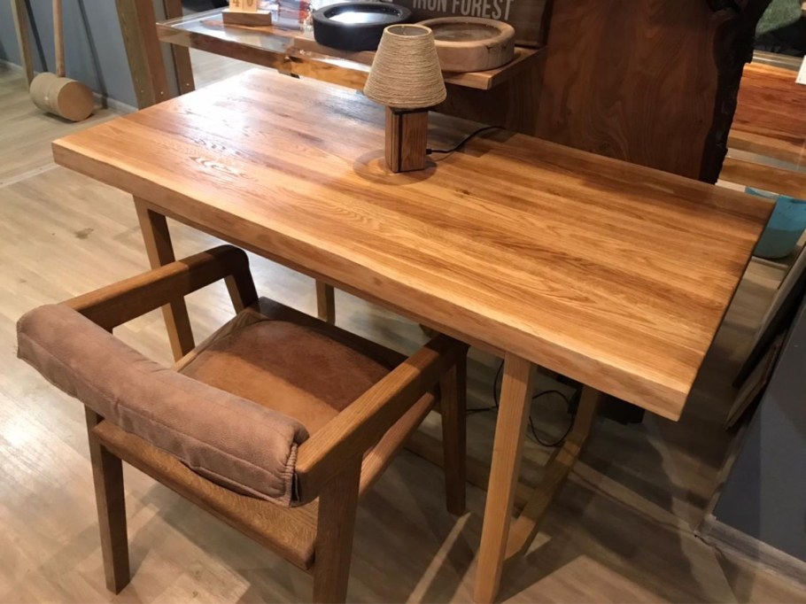 Красивый деревянный стол из массива дуба