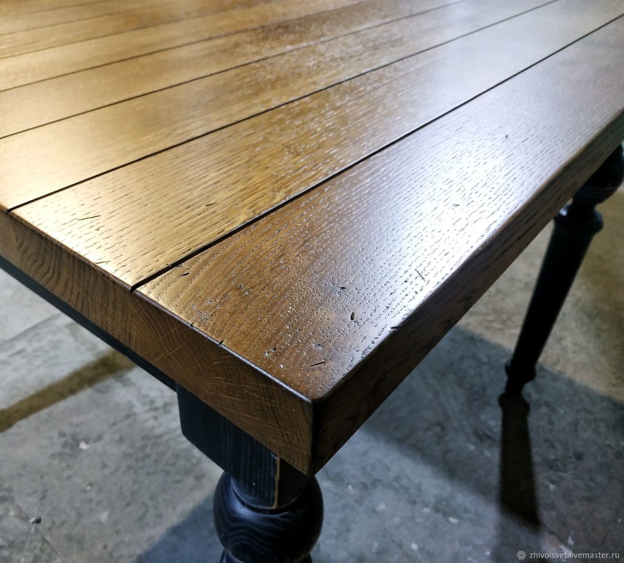 Массивный дубовый стол