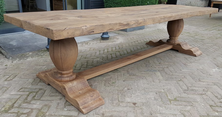 Дубовый стол из массива