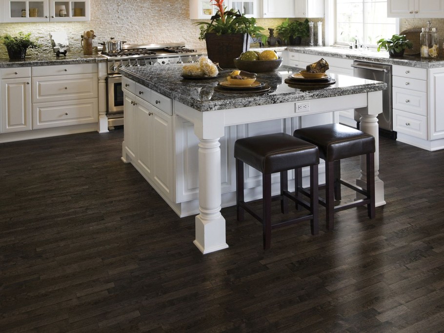 Плитка под дерево на кухне