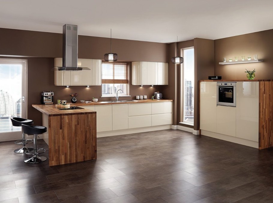 Кухня с темным полом