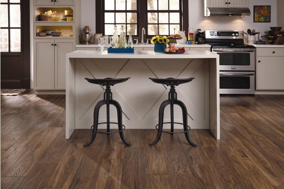 Темный ламинат в интерьере кухни