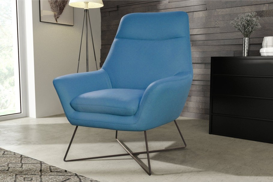 Современное кресло на металлических ножках