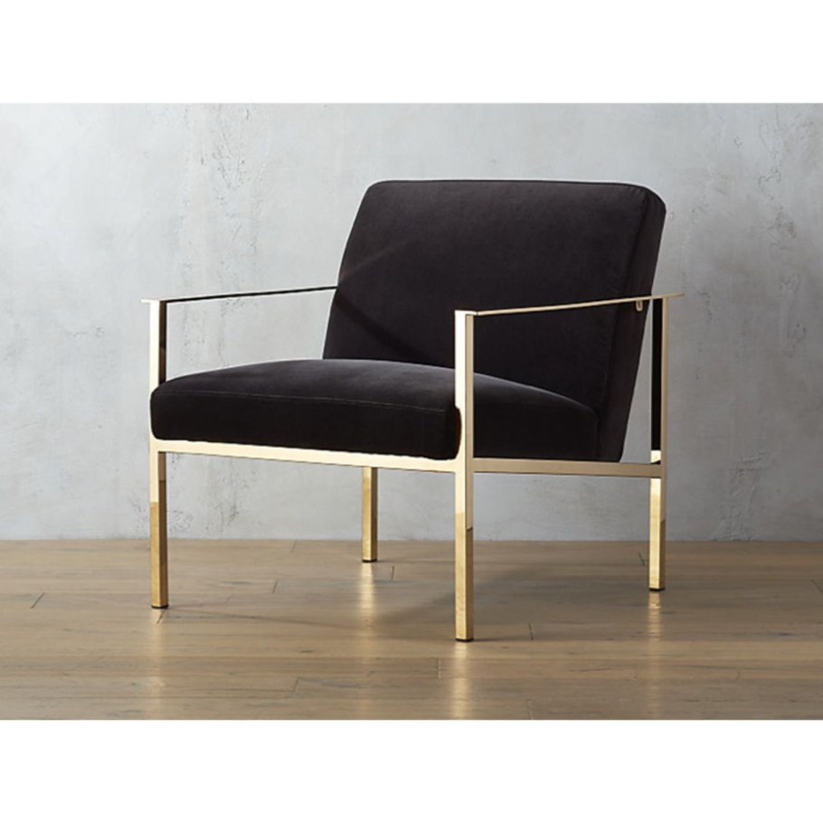 Кресло на металлическом каркасе с подлокотниками