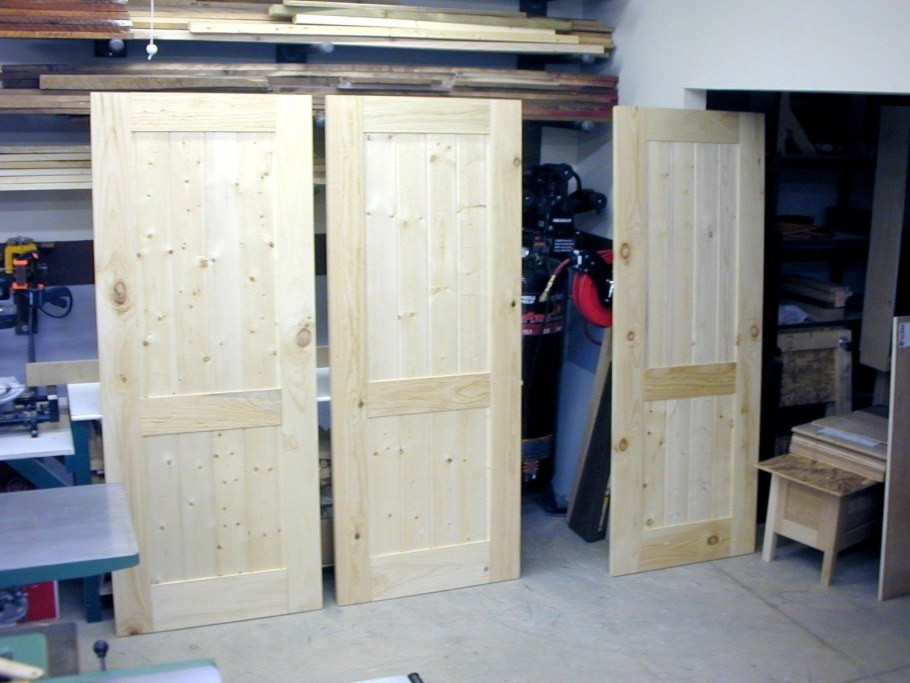 Самодельная деревянная дверь