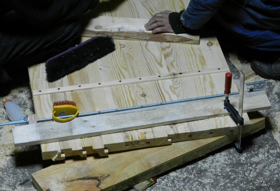 Самодельная деревянная дверь