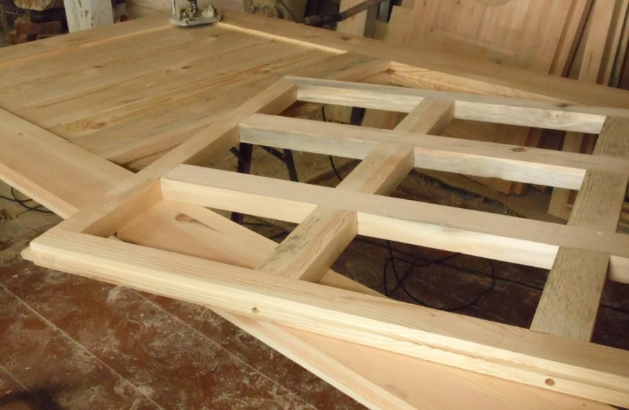 Каркасная деревянная дверь