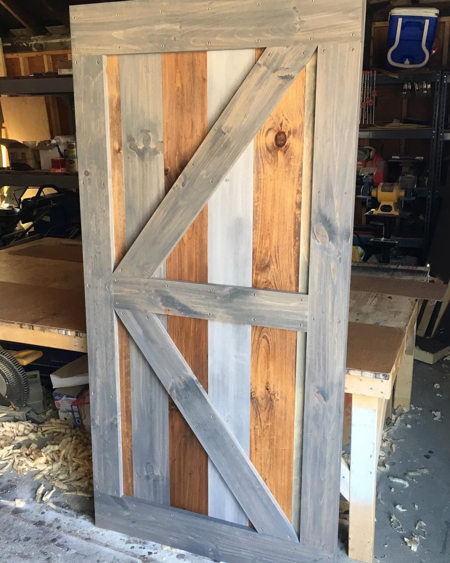 Деревянная дверь в сарай