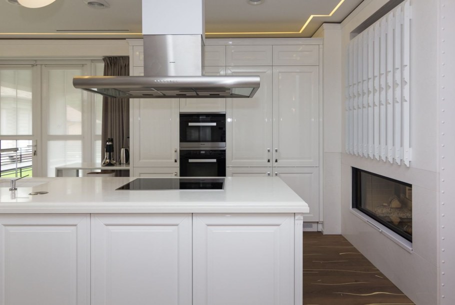 Кухня с островной вытяжкой Неоклассика
