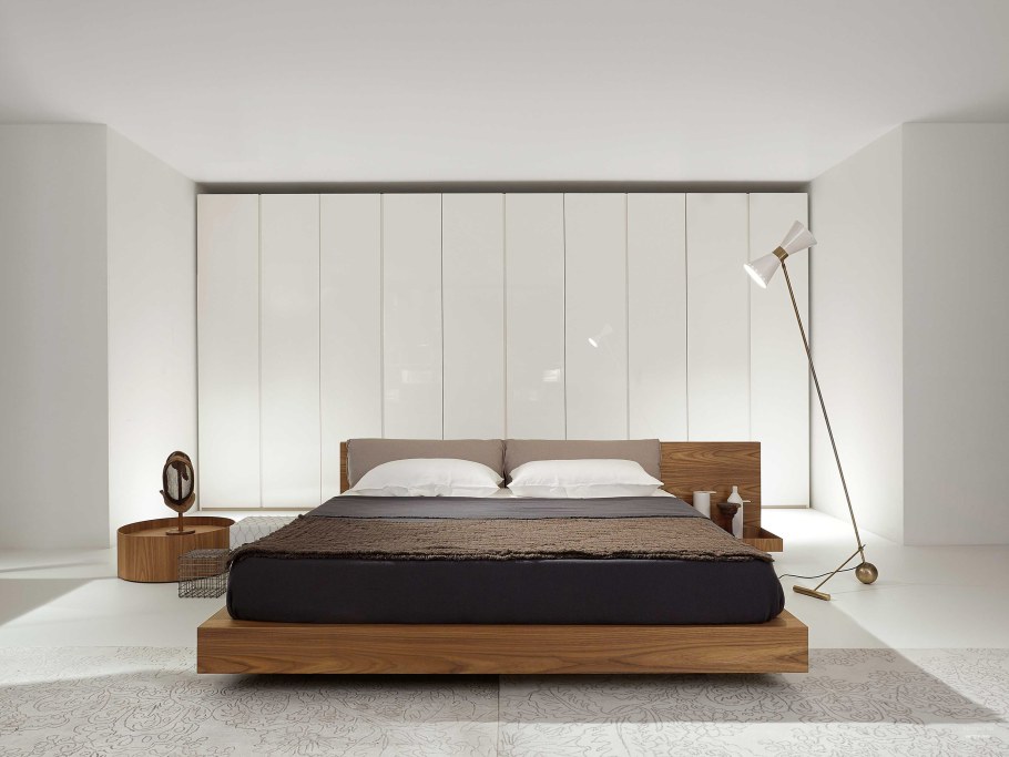 Кровать с деревянным изголовьем