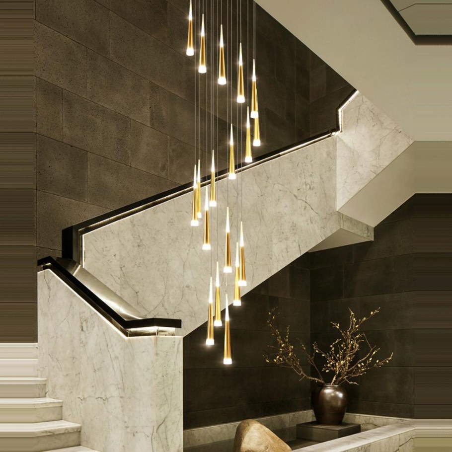 Длинная люстра для лестницы