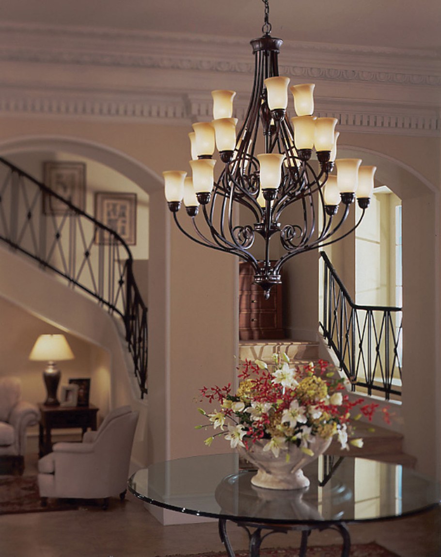 Классическая люстра в лестничный пролёт