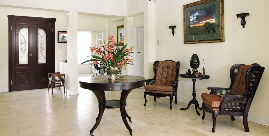 Коричневые двери в богатом интерьере