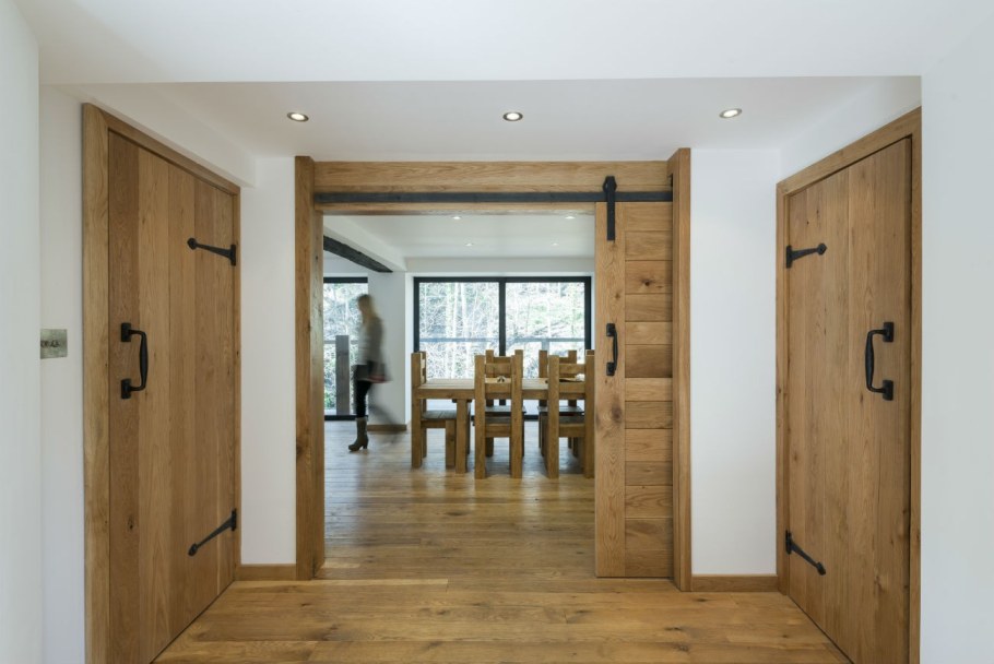 Деревянные двери и паркет в интерьере