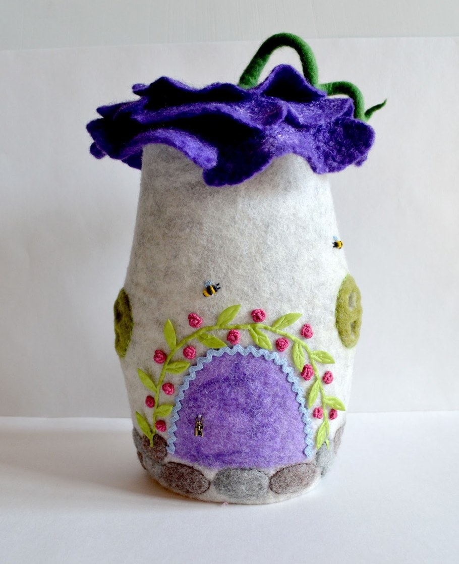 Валяный домик для игрушек