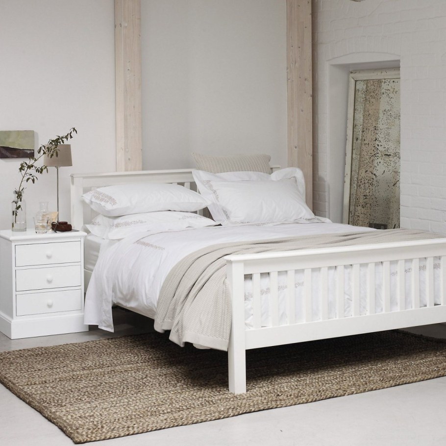 Белая деревянная кровать