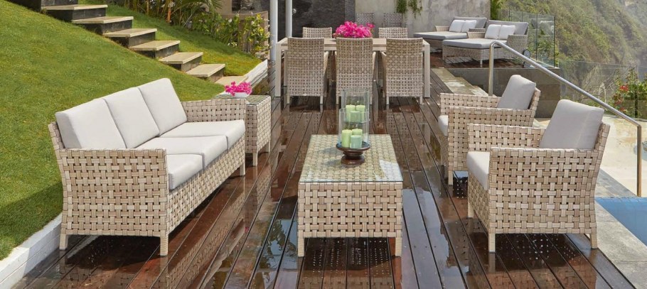 Плетеный журнальный столик в интерьере