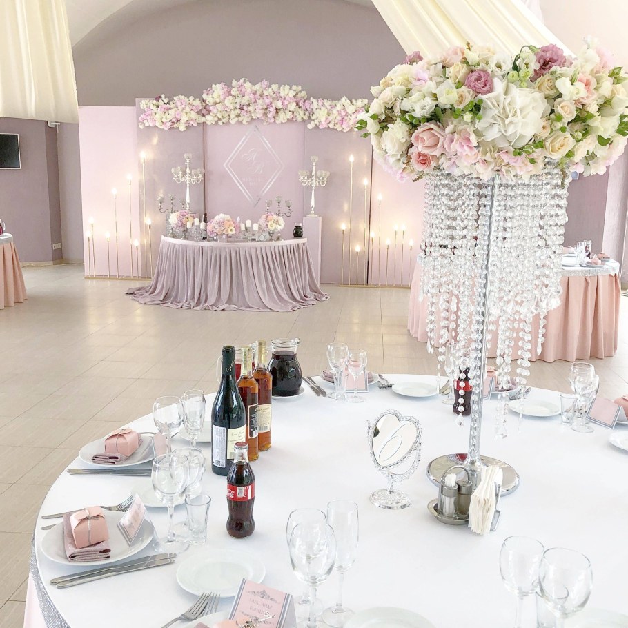 Современное украшение свадебного зала